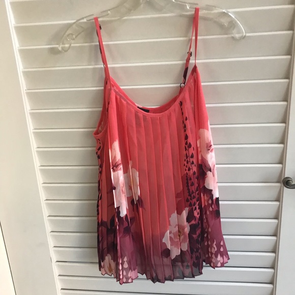 2B Bebe Tops - 2b Bebe Flowy floral tank